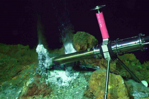 Sampling hydrothermal vent fluids