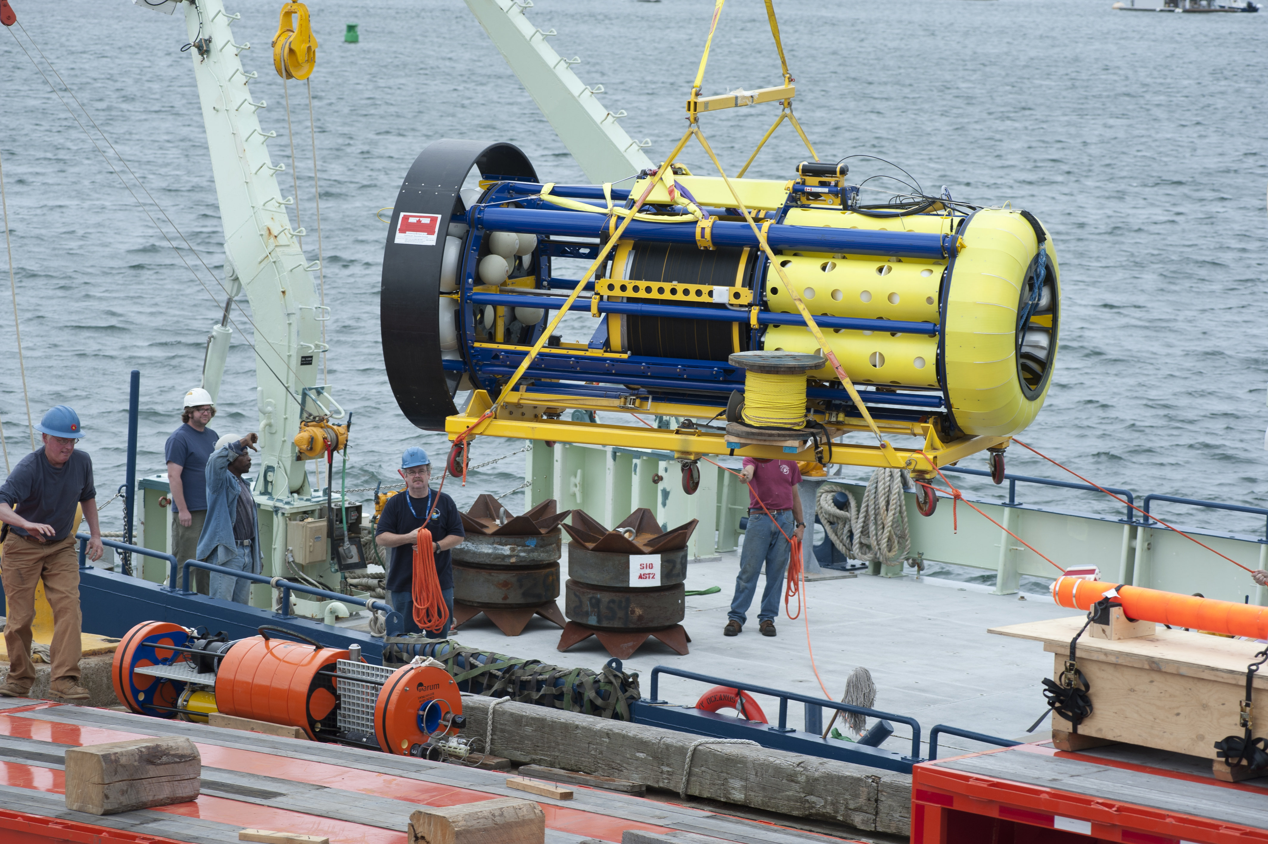 The Ocean Observatories Initiative team loads the Global Hybrid Profiler on Research Vessel Oceanus for the At Sea Test off the New England Coast.  (Credit: Tom Kleindinst, Woods Hole Oceanographic Institution)