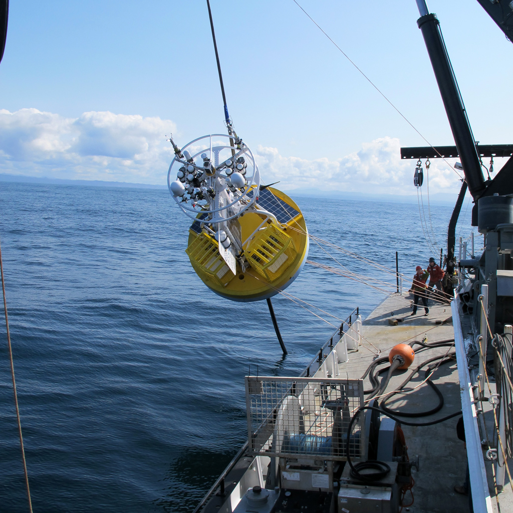 The Oregon shelf surface mooring is lowered to the water using the R/V Oceanus ship's crane. (Photo Credit: OOI Endurance Array Program, OSU)